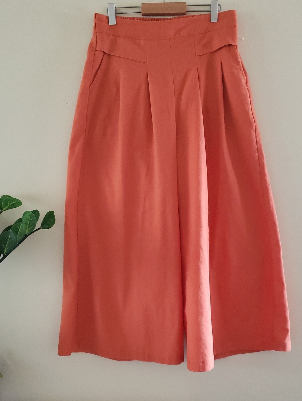 NWOT Women’s Wide-Leg Midi Culotte  in Coral Orange - M